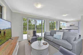 Evergreen Lodge Winery Retreat . Sleeps 8 Guests and 8 minutes to Wineries, Branxton
